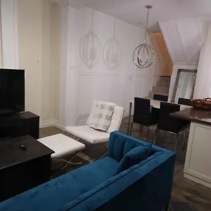 Downtown Deluxe: Stylish 2bd2ba Townhouse Vancouver